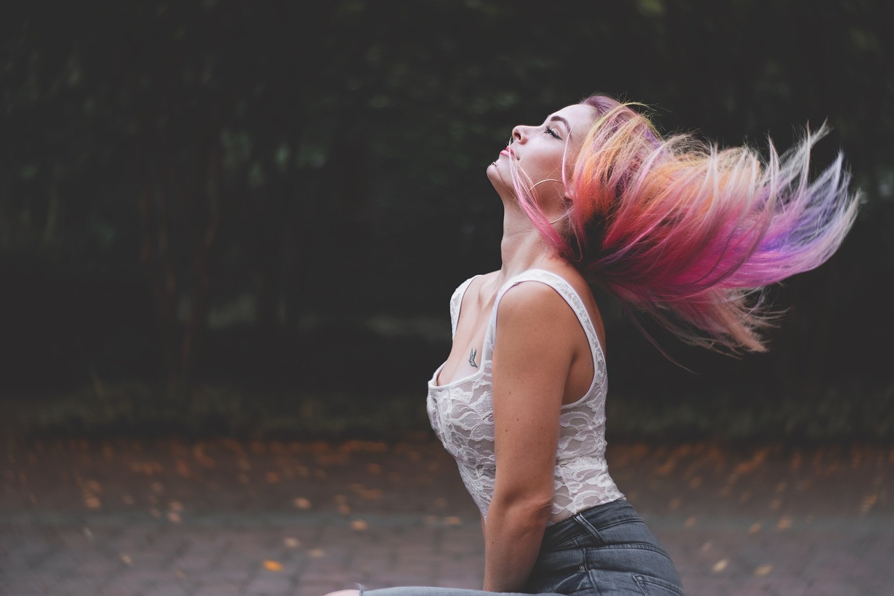 bella ragazza capelli colorati