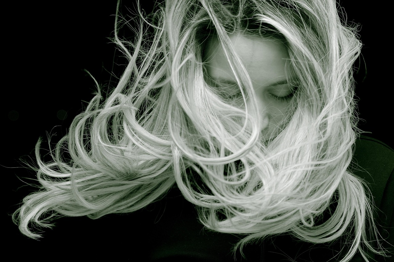 ragazza capelli al vento